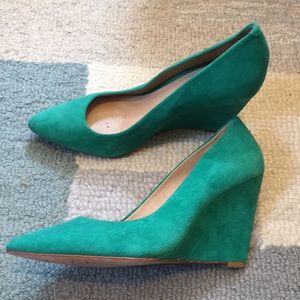 Pour la victoire sues green wedges